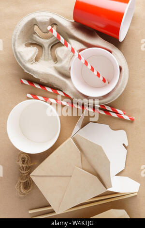 Verschiedene umweltfreundliche Kraftpapier Verpackungen, Behältnisse für Essen zum Mitnehmen. Null Abfall und Recycling Konzept. Stockfoto