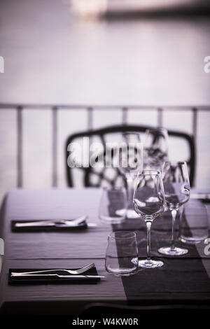 Leere Gläser und Teller ware auf einen Tisch im Restaurant. Stockfoto