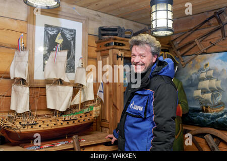 Chief Konstruktor Oleg Korobkin am 3D-Modell der ersten russischen Schiff der Linie Poltawa in der historischen Werft in St. Petersburg, Russland Stockfoto