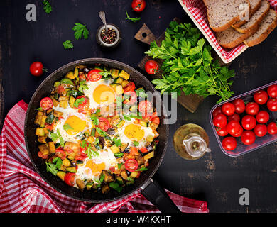 Spätes Frühstück - Spiegeleier mit Gemüse. Shakshuka. Die arabische Küche. Koschere Speisen. Ansicht von oben Stockfoto