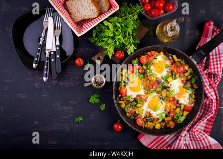 Spätes Frühstück - Spiegeleier mit Gemüse. Shakshuka. Die arabische Küche. Koschere Speisen. Ansicht von oben Stockfoto