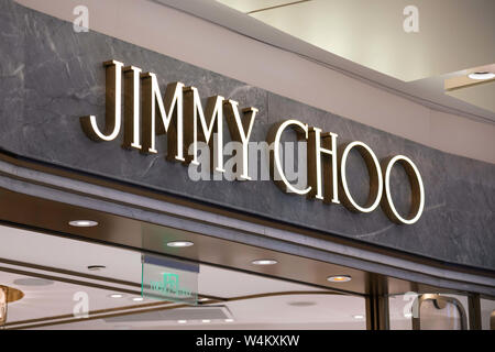 Shanghai, China. 22. Juli, 2019. Logo von Jimmy Choo, einem britischen High Fashion House spezialisiert auf Luxus Schuhe in Shanghai gesehen. Credit: Alex Tai/SOPA Images/ZUMA Draht/Alamy leben Nachrichten Stockfoto