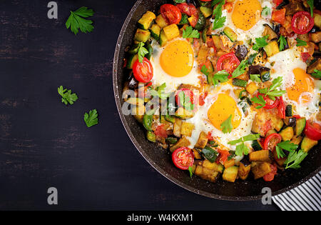 Spätes Frühstück - Spiegeleier mit Gemüse. Shakshuka. Die arabische Küche. Koschere Speisen. Ansicht von oben Stockfoto