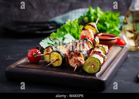 Gegrillte Fleischspieße, Hühnchen Shish Kebab mit Zucchini, Tomaten und roten Zwiebeln. Grill essen. Stockfoto