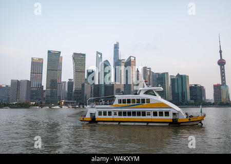 Shanghai, China. 22. Juli, 2019. Fähre überquert den Fluss Huangpu in Shanghai. Credit: Alex Tai/SOPA Images/ZUMA Draht/Alamy leben Nachrichten Stockfoto