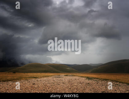 Sturm in über Castelluccio Di Norcia Ebene, in Umbrien, Italien. Schlechtes Wetter. Low Angle View, Big Sky. Stockfoto