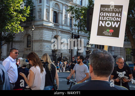 London, Großbritannien. Juli 2019. Demonstrationswahlen jetzt vor der Downing Street 10 . Quelle: Joe Kuis /Alamy News Stockfoto