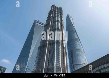 Shanghai, China. 22. Juli, 2019. Low Angle View des Shanghai World Financial Center, Jin Mao Tower und Shanghai Tower, Lujiazui, Shanghai. Credit: Alex Tai/SOPA Images/ZUMA Draht/Alamy leben Nachrichten Stockfoto