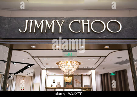 Shanghai, China. 22. Juli, 2019. Logo von Jimmy Choo, einem britischen High Fashion House spezialisiert auf Luxus Schuhe in Shanghai gesehen. Credit: Alex Tai/SOPA Images/ZUMA Draht/Alamy leben Nachrichten Stockfoto