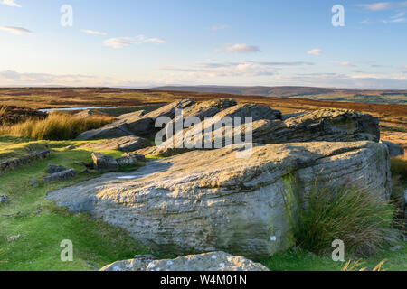 Die malerische Landschaft auf ruhigen sonnigen Burley Moor (Felsvorsprung, Hochland, Behälter, Hochmoor & Wharfe Tal) - West Yorkshire, England, Großbritannien Stockfoto