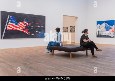 London, Großbritannien. 24. Juli, 2019. Unsere Flagge 2017 und Me 1999 - KÜNSTLER ZIMMER: Ed Ruscha in der Tate Modern. Die letzte in der Reihe der jährlichen kostenlosen zeigt, die in der dedizierten ARTIST ZIMMER Galerie in der Tate Modern Blavatnik Gebäude. Es öffnet sich der Öffentlichkeit am 26. Juli 2019 und wird bis zum Frühjahr 2020. Credit: Guy Bell/Alamy leben Nachrichten Stockfoto