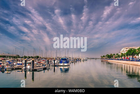 Yachten und Boote in Ayamonte Marina an einem Tag mit einer beeindruckenden cloudscape im Wasser widerspiegelt. Ayamonte ist eine Grenzstadt neben Portugal in der Stockfoto