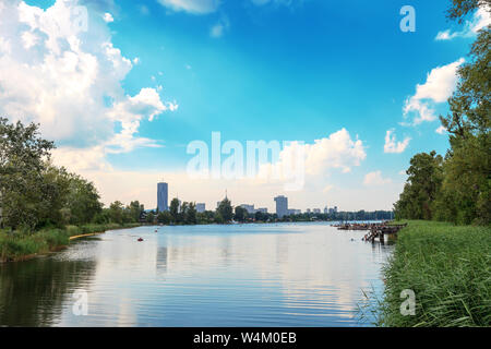 Sommer Landschaft mit Donau und Wolkenkratzer in der Entfernung von blauen Himmel in Wien, Österreich Stockfoto