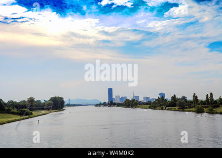 Sommer Landschaft mit Donau und Wolkenkratzer auf Distanz zu Sonnenuntergang in Wien, Österreich Stockfoto