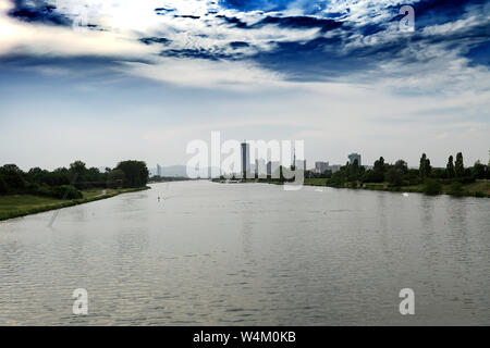 Sommer Landschaft mit Donau und Wolkenkratzer auf Distanz zu Sonnenuntergang in Wien, Österreich Stockfoto