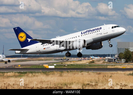 FRANKFURT/Deutschland - 20. AUGUST 2013: Lufthansa Airbus A319 D-AILS Passagierflugzeug Abflug am Flughafen Frankfurt Stockfoto