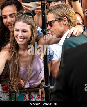 Los Angeles, CA - 22. Juli 2019: Brad Pitt stellt für Fans vor der Los Angeles Premiere von "Once Upon a Time in Hollywood" bei TCL chinesischen Thea gehalten Stockfoto