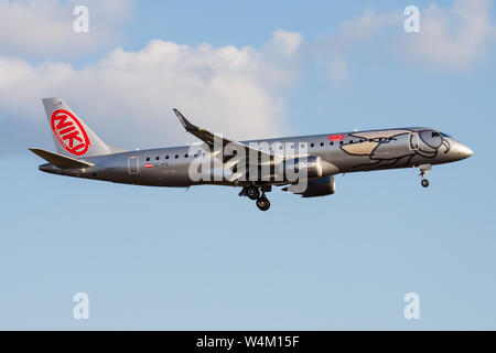 FRANKFURT/Deutschland - 20. AUGUST 2013: FlyNiki Embraer 190 OE-IHE Passagierflugzeug landen am Flughafen Frankfurt Stockfoto