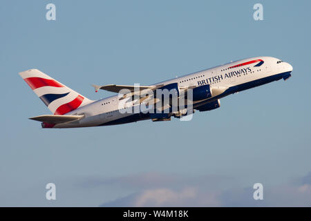 FRANKFURT/Deutschland - 20. AUGUST 2013: British Airways Airbus A380 G-XLEA Passagierflugzeug Abflug am Flughafen Frankfurt Stockfoto