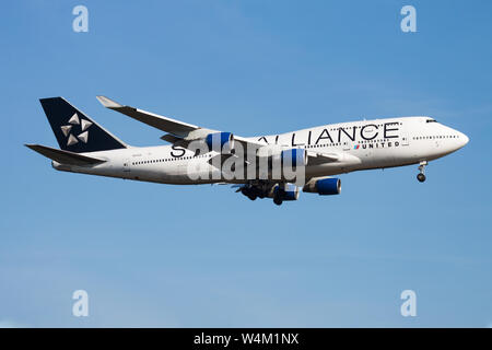 FRANKFURT/Deutschland - vom 21. AUGUST 2013: Star Alliance United Airlines Boeing 747-400 N121UA Passagierflugzeug landen am Flughafen Frankfurt Stockfoto