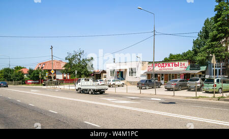 AKHTYRSKY, Russland - Juli 3, 2019: Geschäfte entlang der Sovetskaya Street in Akhtyrka Dorf auf einem 146 Federal Highway Krasnodar - noworossijsk in Abinsky Distri Stockfoto