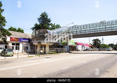AKHTYRSKY, Russland - Juli 3, 2019: Fußgänger-Überführung über Sovetskaya Street in Akhtyrka Dorf auf einem 146 Federal Highway Krasnodar - noworossijsk in Einem Stockfoto