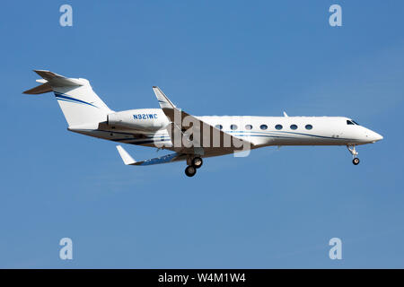 FRANKFURT/Deutschland - vom 21. AUGUST 2013: Gulfstream G550 GV-SP N 921 WC privat Business Jet Landung am Flughafen Frankfurt Stockfoto