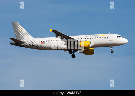 FRANKFURT/Deutschland - vom 21. AUGUST 2013: Vueling Airbus A320 EC-LAA Passagierflugzeug landen am Flughafen Frankfurt Stockfoto