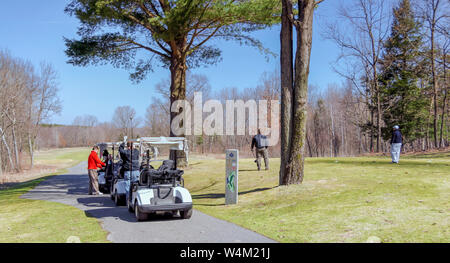 Ein abzweigenden Boden auf einem Golfplatz. Golfspieler Vorbereitung Abschlag vom ersten Loch eines Golfplatzes. Stockfoto