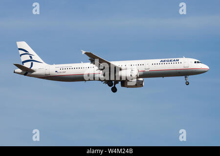 FRANKFURT/Deutschland - vom 21. AUGUST 2013: Aegean Airlines Airbus A321 SX-DVP Passagierflugzeug landen am Flughafen Frankfurt Stockfoto