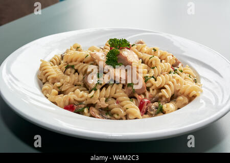 Chicken Alfredo in einem Pub Stockfoto