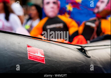 ProActiva offenen Armen NRO-Aufkleber auf Schlauchboot Boot während der öffentliche Protest gegen die italienische Rechte Politik und Politiker gegen die Einwanderung in Stockfoto