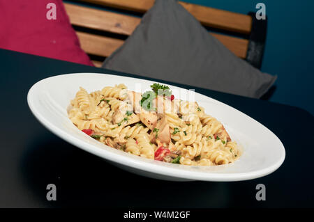 Chicken Alfredo in einem Pub Stockfoto