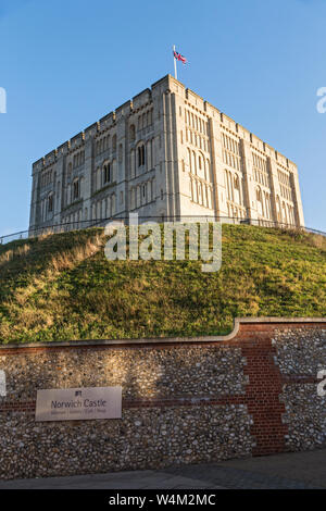 Anzeigen von Norwich Schloss mit Museum und Kunstgalerie, Norwich, Norfolk, England Stockfoto