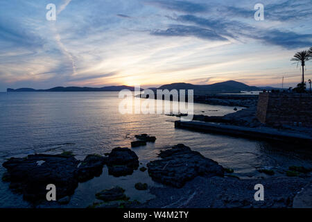 Scenics Sonnenuntergang Blick über Capo Caccia von Fußgängerzone in Alghero. Stockfoto