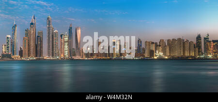 Nacht Lichter auf Jbr. Emirate, Dubai, Jumeirah Beach Residens & Dubai Marina, Dez. 2017 Stockfoto