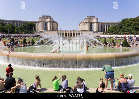 Paris Hitzewelle 2019 - Menschen Abkühlung und Baden im Jardins de Trocadero Brunnen in Paris, Frankreich, Europa. Stockfoto
