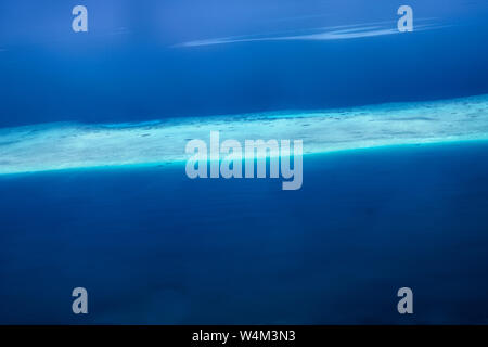 Dieses einzigartige Bild zeigt die Malediven von einer Ebene von oben fotografiert. Sehen Sie die Atolle im Meer. Stockfoto