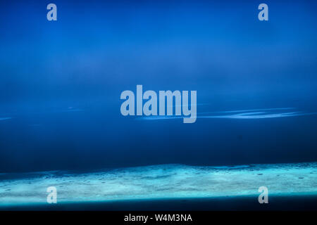 Dieses einzigartige Bild zeigt die Malediven von einer Ebene von oben fotografiert. Sehen Sie die Atolle im Meer. Stockfoto