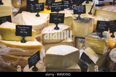 Eine Vielzahl von Käse zum Verkauf im Deli Zähler in einem Supermarkt Stockfoto