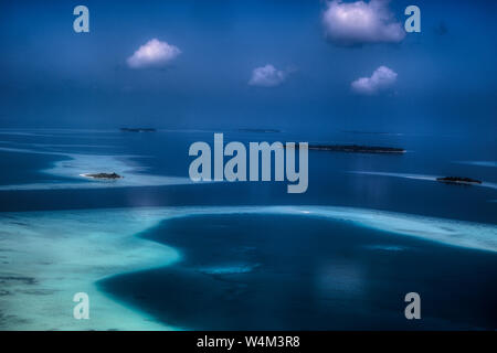 Dieses einzigartige Bild zeigt die Malediven von einer Ebene von oben fotografiert. Sehen Sie die Atolle im Meer. Stockfoto