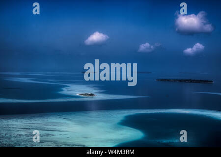 Dieses einzigartige Bild zeigt die Malediven von einer Ebene von oben fotografiert. Sehen Sie die Atolle im Meer. Stockfoto