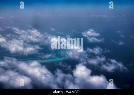 Dieses einzigartige Bild zeigt die Malediven von einer Ebene von oben fotografiert. Sehen Sie die Atolle im Meer. Stockfoto