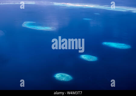 Dieses einzigartige Bild zeigt die Malediven von einer Ebene von oben fotografiert. Sehen Sie die Atolle im Meer. Stockfoto