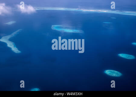 Dieses einzigartige Bild zeigt die Malediven von einer Ebene von oben fotografiert. Sehen Sie die Atolle im Meer. Stockfoto