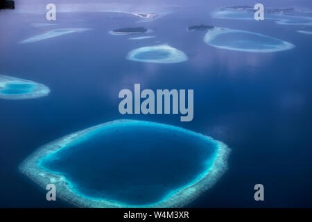 Dieses einzigartige Bild zeigt die Malediven von einer Ebene von oben fotografiert. Sehen Sie die Atolle im Meer. Stockfoto