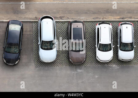 Autos in einer Reihe auf einem Parkplatz in einem Hof, der Wohnviertel, Ansicht von oben Stockfoto