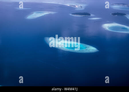 Dieses einzigartige Bild zeigt die Malediven von einer Ebene von oben fotografiert. Sehen Sie die Atolle im Meer. Stockfoto