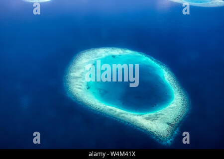 Dieses einzigartige Bild zeigt die Malediven von einer Ebene von oben fotografiert. Sehen Sie die Atolle im Meer. Stockfoto