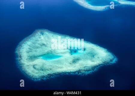Dieses einzigartige Bild zeigt die Malediven von einer Ebene von oben fotografiert. Sehen Sie die Atolle im Meer. Stockfoto